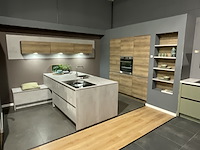 Keuken met inbouwapparatuur, nobilia, riva, beton grijs- eiken havanna - afbeelding 10 van  17