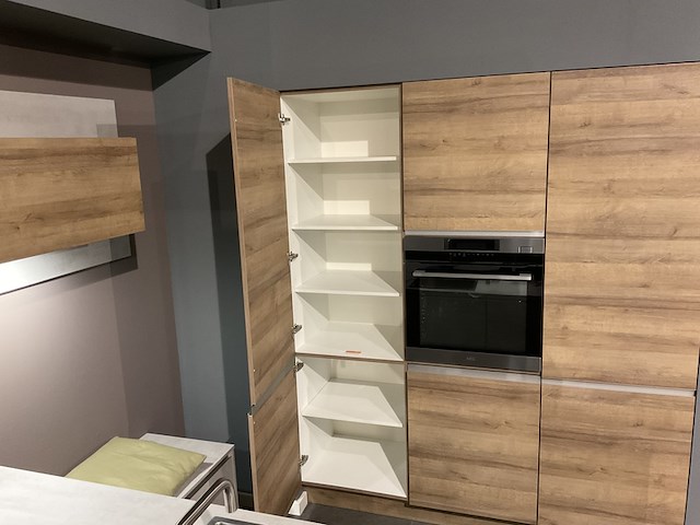 Keuken met inbouwapparatuur, nobilia, riva, beton grijs- eiken havanna - afbeelding 16 van  17