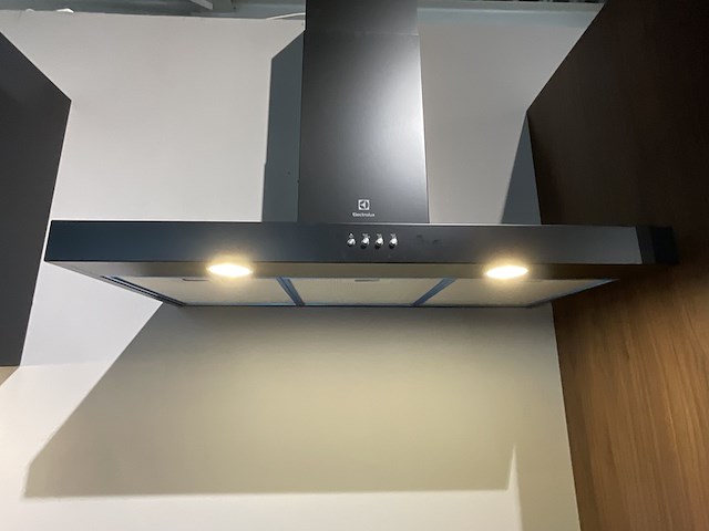 Keuken met inbouwapparatuur, nobilia, riva, noten milano - afbeelding 2 van  17