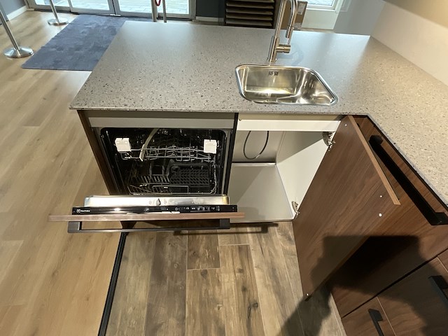 Keuken met inbouwapparatuur, nobilia, riva, noten milano - afbeelding 7 van  17