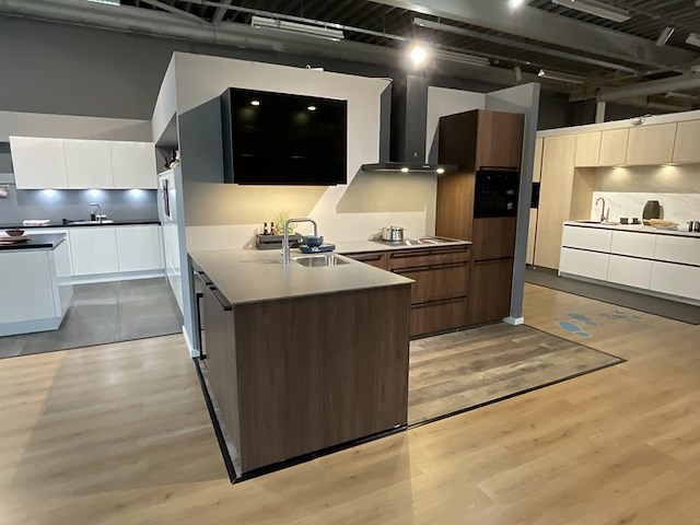 Keuken met inbouwapparatuur, nobilia, riva, noten milano - afbeelding 1 van  17