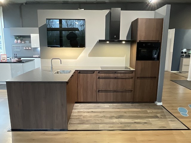 Keuken met inbouwapparatuur, nobilia, riva, noten milano - afbeelding 10 van  17