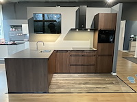 Keuken met inbouwapparatuur, nobilia, riva, noten milano - afbeelding 10 van  17