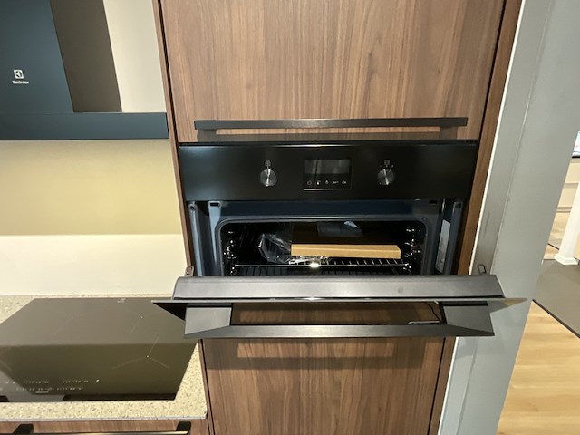 Keuken met inbouwapparatuur, nobilia, riva, noten milano - afbeelding 16 van  17