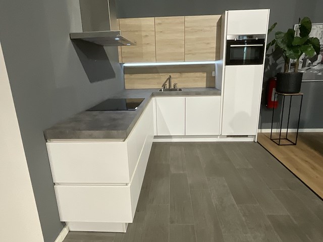 Keuken met inbouwapparatuur, nobilia, van gogh /dali, alpin wit-eiken san remo - afbeelding 1 van  15