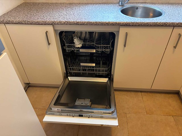 Keuken met keukenapparatuur - afbeelding 5 van  24