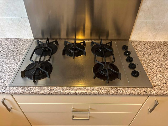 Keuken met keukenapparatuur - afbeelding 11 van  24