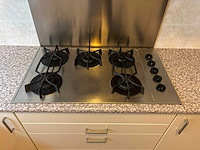 Keuken met keukenapparatuur - afbeelding 11 van  24