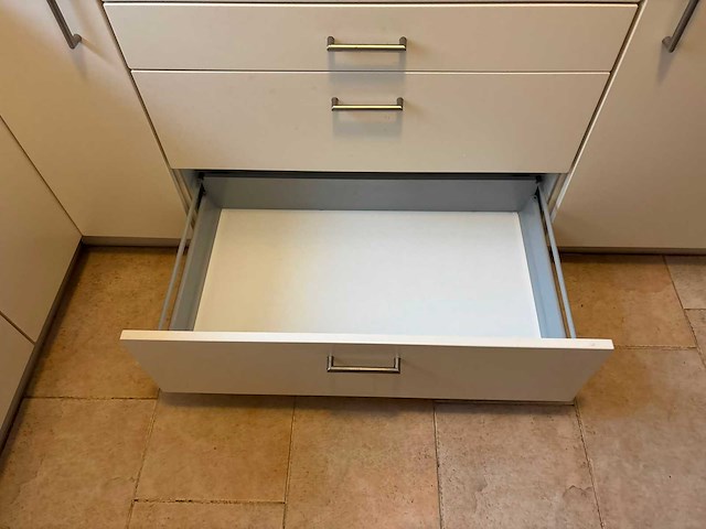 Keuken met keukenapparatuur - afbeelding 14 van  24