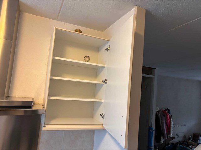 Keuken met keukenapparatuur - afbeelding 15 van  24