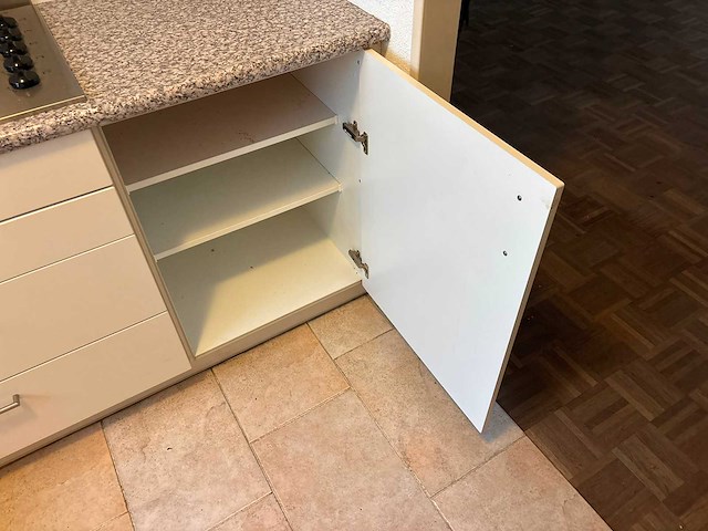 Keuken met keukenapparatuur - afbeelding 16 van  24