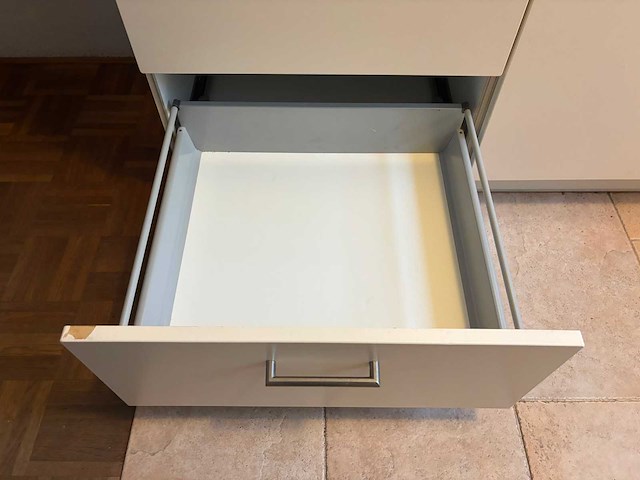 Keuken met keukenapparatuur - afbeelding 19 van  24