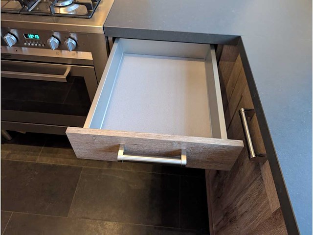 Keuken met pelgrim apparatuur - afbeelding 2 van  19