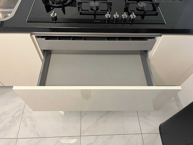 Keuken met siemens apparatuur - afbeelding 3 van  16