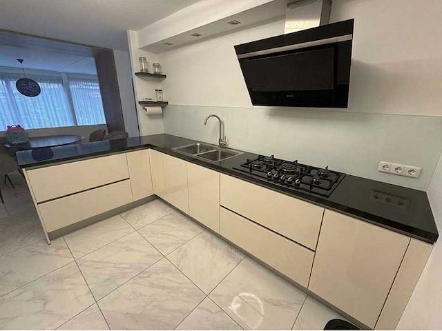 Keuken met siemens apparatuur - afbeelding 1 van  19