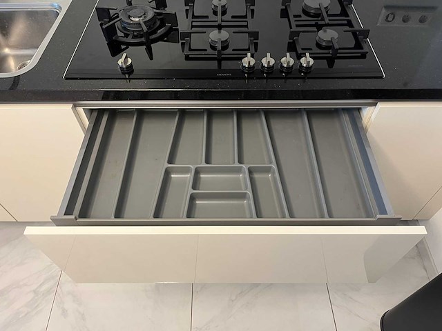 Keuken met siemens apparatuur - afbeelding 2 van  9