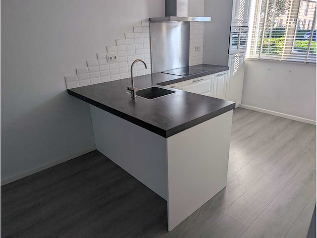 Keuken met siemens/whirlpool apparatuur - afbeelding 1 van  22
