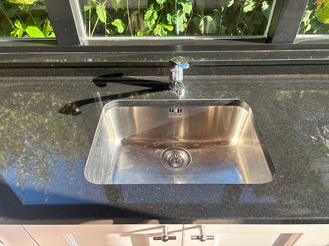 Keuken met spoelbak en kraan - afbeelding 2 van  19