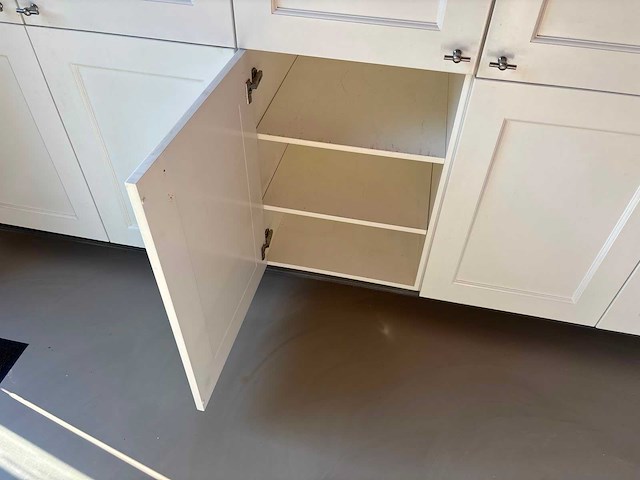 Keuken met spoelbak en kraan - afbeelding 3 van  19