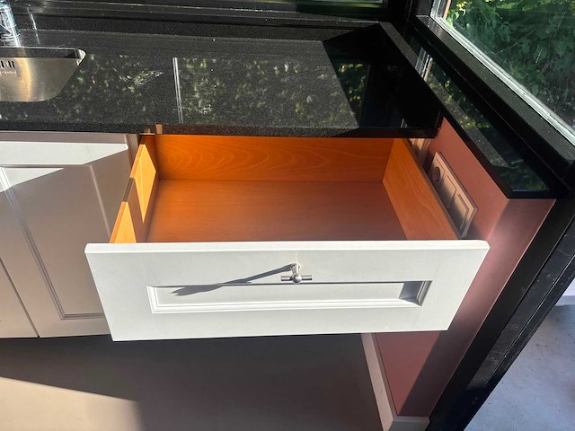 Keuken met spoelbak en kraan - afbeelding 5 van  19