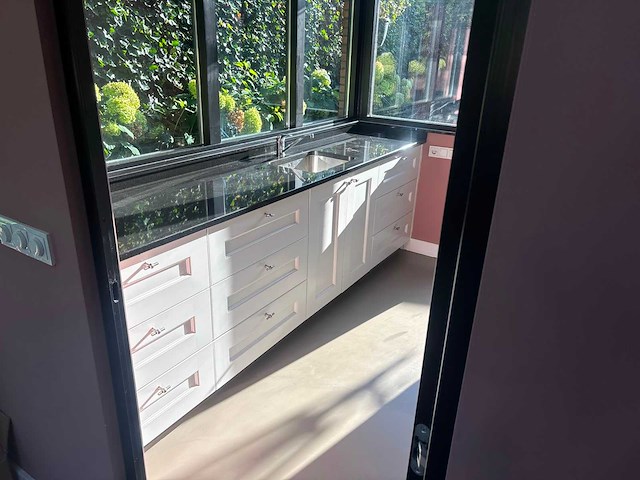 Keuken met spoelbak en kraan - afbeelding 1 van  19