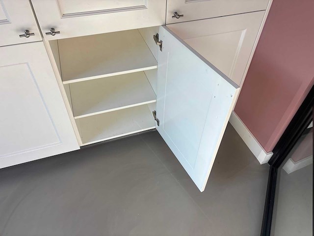 Keuken met spoelbak en kraan - afbeelding 12 van  19