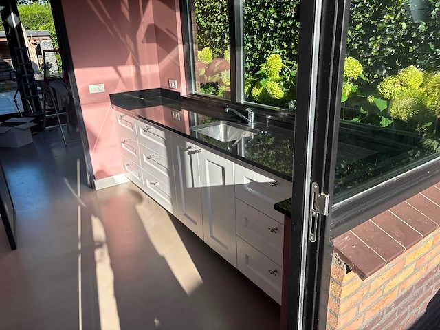 Keuken met spoelbak en kraan - afbeelding 11 van  19