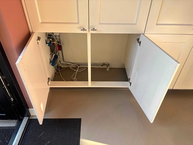 Keuken met spoelbak en kraan - afbeelding 2 van  16