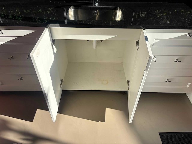 Keuken met spoelbak en kraan - afbeelding 4 van  16