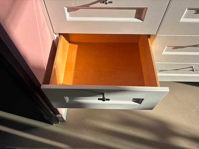 Keuken met spoelbak en kraan - afbeelding 13 van  16