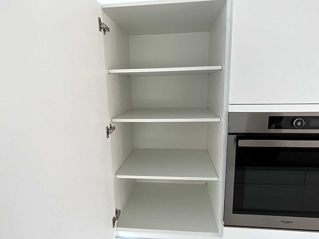 Keuken met whirlpool apparatuur - afbeelding 2 van  13