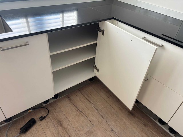 Keuken met whirlpool apparatuur - afbeelding 2 van  26