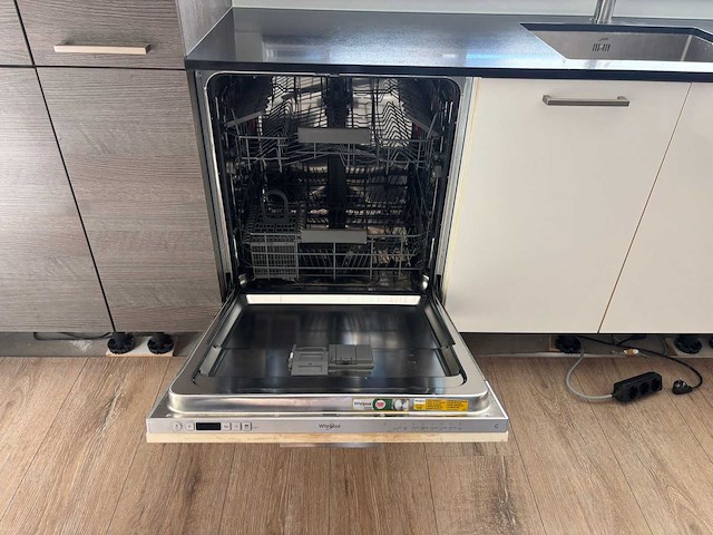 Keuken met whirlpool apparatuur - afbeelding 23 van  26
