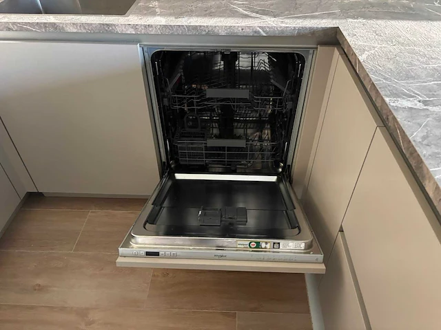 Keuken met whirlpool apparatuur - afbeelding 6 van  23