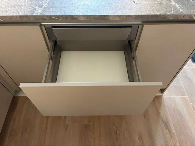 Keuken met whirlpool apparatuur - afbeelding 8 van  23