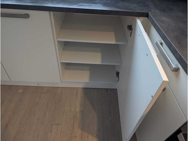 Keuken met whirlpool apparatuur - afbeelding 2 van  20