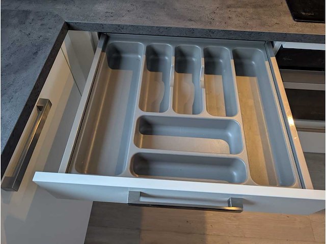 Keuken met whirlpool apparatuur - afbeelding 3 van  20