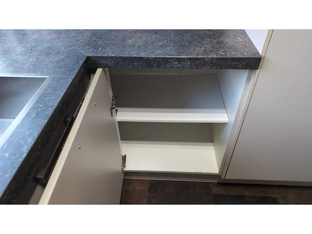 Keuken met whirlpool apparatuur - afbeelding 8 van  17