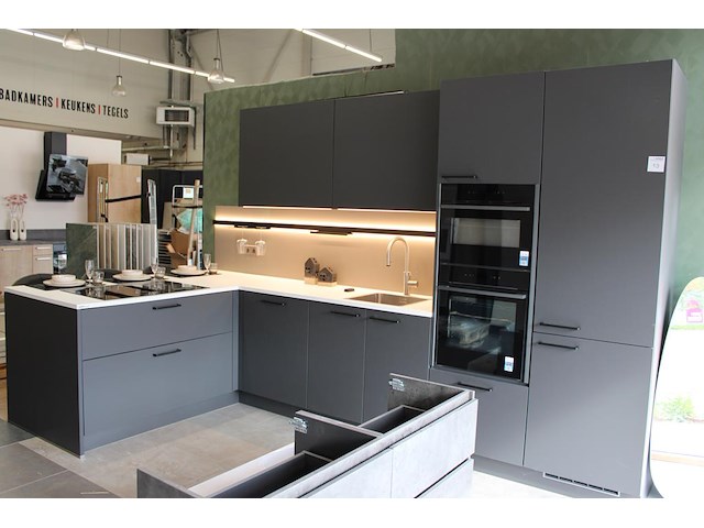 Keuken opstelling nolte in l -vorm met luxe inbouwapparatuur - afbeelding 1 van  12