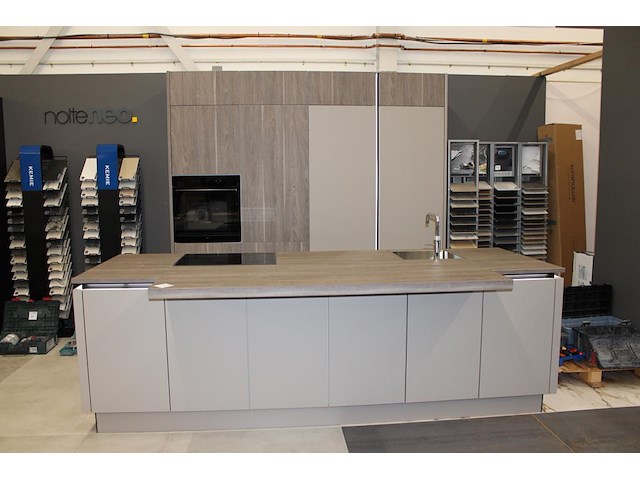 Keuken opstelling nolte met wand en eiland en inbouwapparatuur - afbeelding 3 van  12