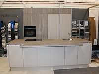 Keuken opstelling nolte met wand en eiland en inbouwapparatuur - afbeelding 3 van  12