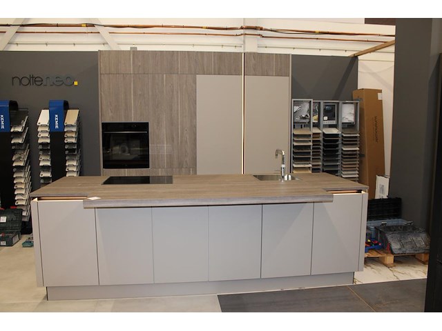 Keuken opstelling nolte met wand en eiland en inbouwapparatuur - afbeelding 4 van  12