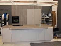 Keuken opstelling nolte met wand en eiland en inbouwapparatuur - afbeelding 4 van  12