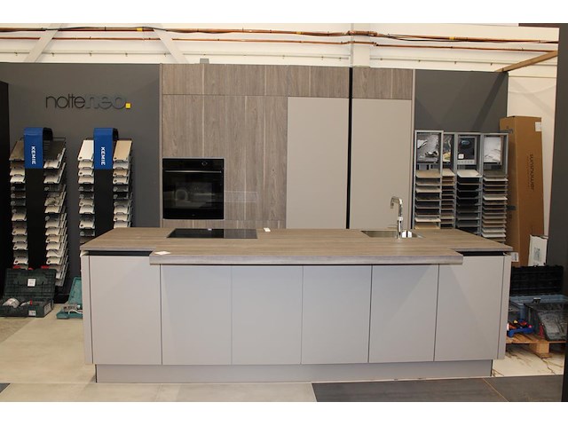 Keuken opstelling nolte met wand en eiland en inbouwapparatuur - afbeelding 1 van  12