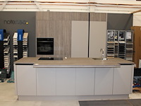 Keuken opstelling nolte met wand en eiland en inbouwapparatuur