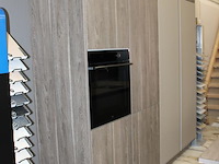 Keuken opstelling nolte met wand en eiland en inbouwapparatuur - afbeelding 6 van  12