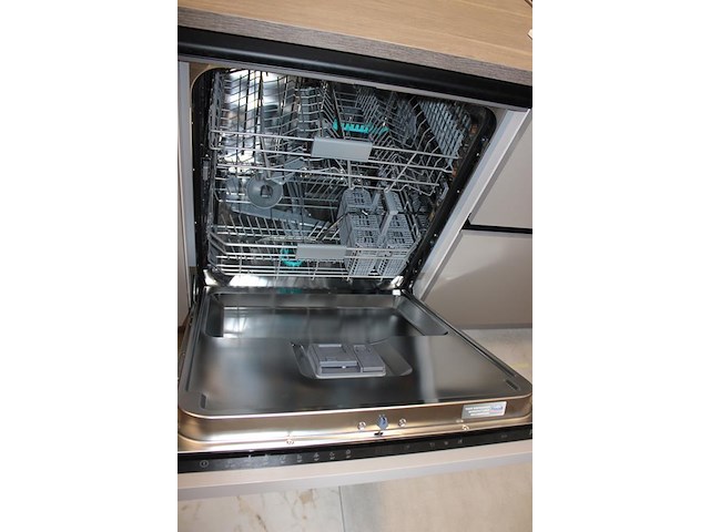 Keuken opstelling nolte met wand en eiland en inbouwapparatuur - afbeelding 12 van  12