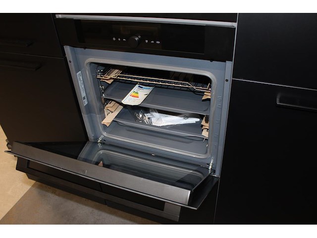 Keuken opstelling nolte met wand en eiland en luxe inbouwapparatuur - afbeelding 2 van  13