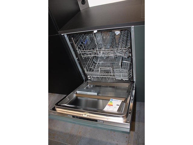 Keuken opstelling nolte met wand en eiland en luxe inbouwapparatuur - afbeelding 3 van  13