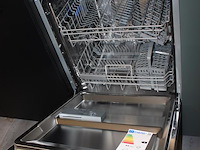 Keuken opstelling nolte met wand en eiland en luxe inbouwapparatuur - afbeelding 3 van  13